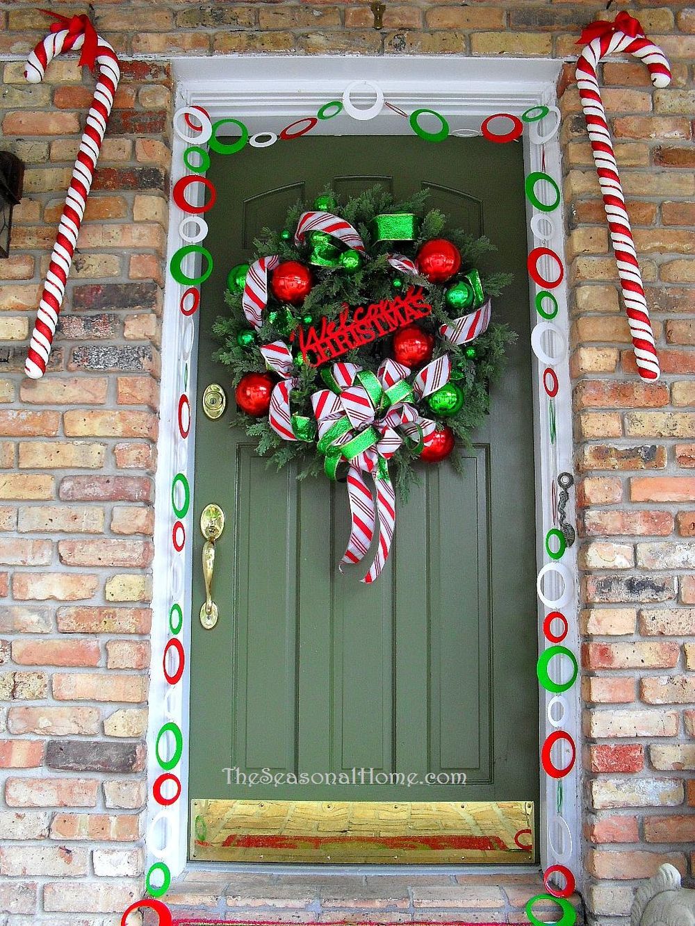 Christmas Door Decor Ideas With Cheerful And Cozy Vibes